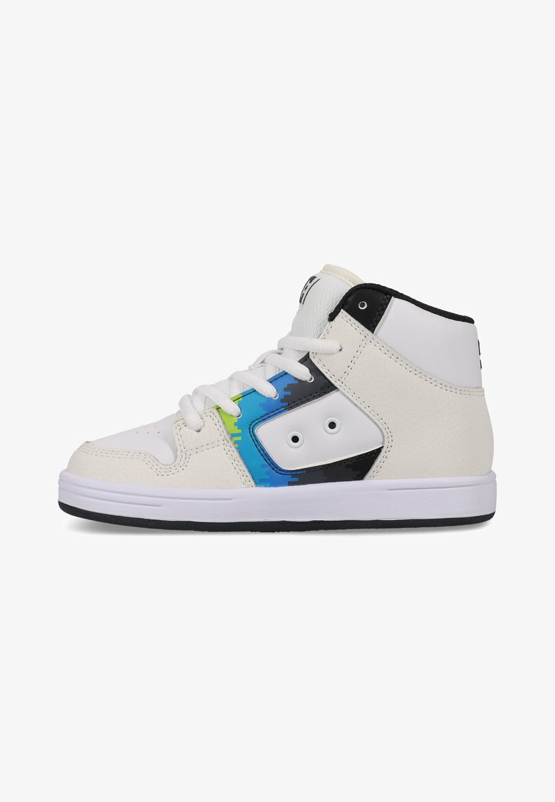 Bílé vysoké tenisky s texturovaným, hladkým povrchem, se zvýrazněním v modré a zelené barvě, černými detaily a bílými tkaničkami.