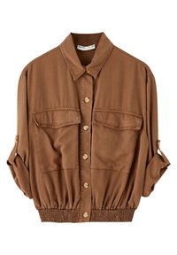 Chemise marron boutonnée en tissu doux, avec deux poches frontales, un col à revers et un ourlet élastiqué froncé pour une coupe décontractée.