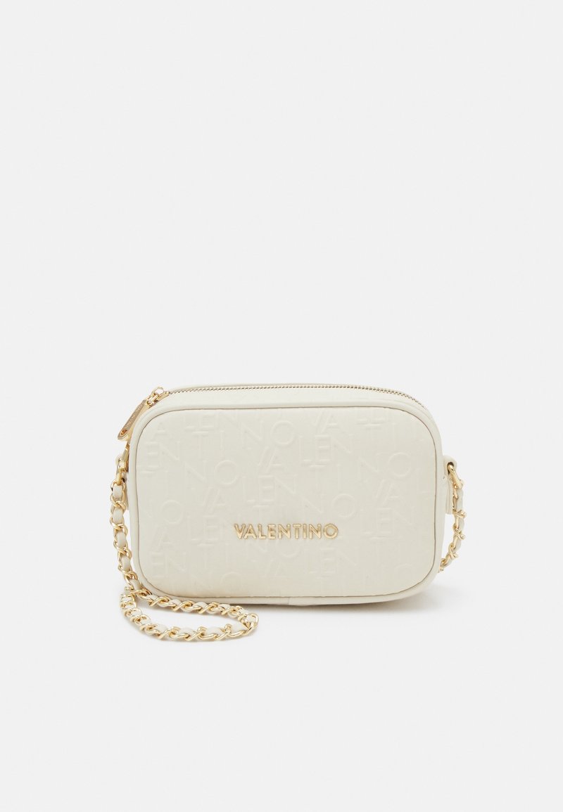 Krämfärgad lädercrossbody-väska med präglat logomönster och kedjestrap i guldton. Rektangulär form med dragkedjestängning och logodetalj.