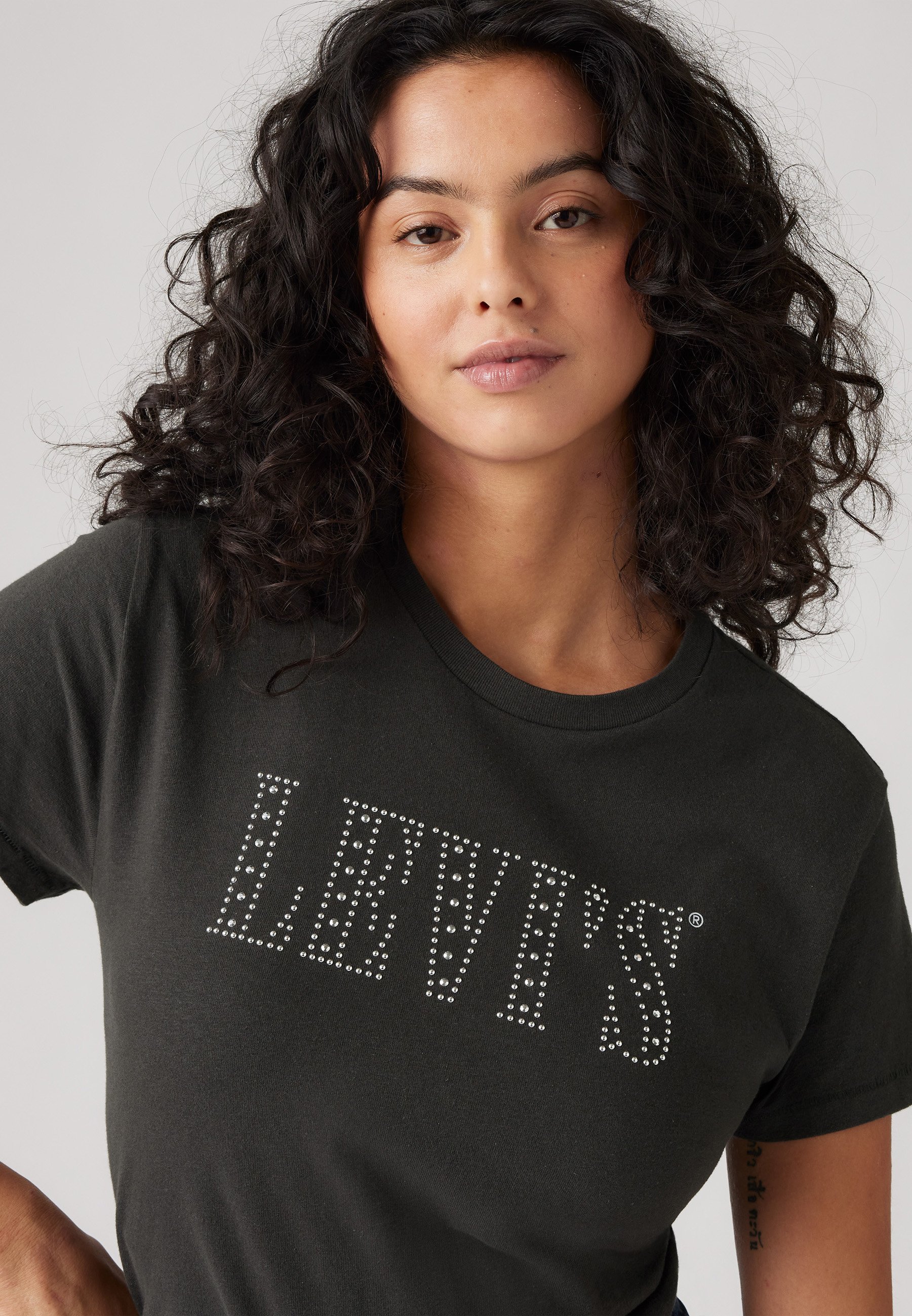 売れ筋商品|||リーバイス Tシャツ レディース トップス GRAPHIC CLASSIC TEE - Print T-shirt - studded serif pirate black Levi's® GRAPHIC CLASSIC TEE - T-Shirt print - studded serif