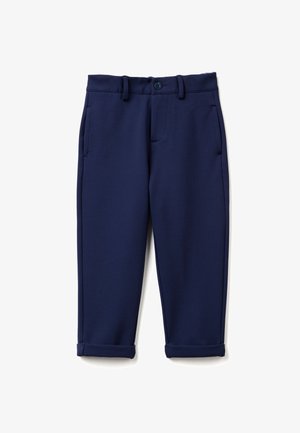 Pantaloni blu navy realizzati in tessuto liscio, con chiusura a bottone, passanti per cintura e tasche laterali. I pantaloni sono arrotolati ai polsini.