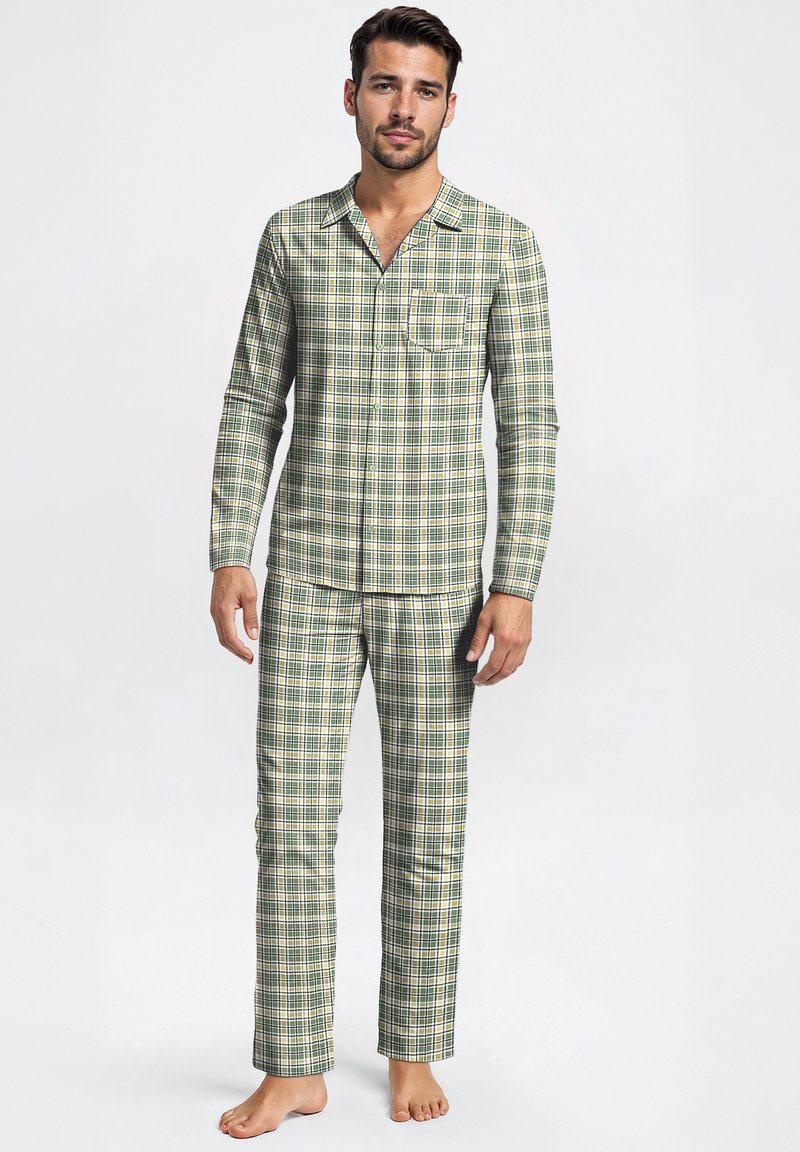 Groene en witte geruite pyjama set met lange mouwen en broek. Zachte stof, knoopsluiting aan de voorkant met zakdetails, rechte pijpen.