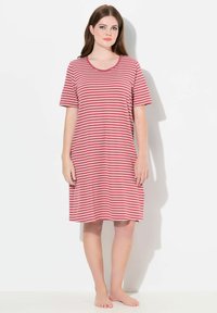 Stribet t-shirt kjole i pink og hvid, korte ærmer, rund halsudskæring, blødt stof, knælængde, med en afslappet pasform og ingen synlige mønstre.