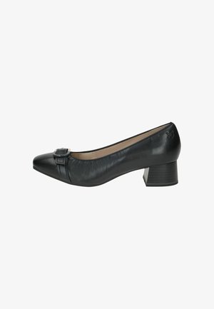 Zapato de tacón negro de piel con punta afilada, pequeño tacón cuadrado y una hebilla decorativa en el empeine. Textura suave con sutiles detalles de costura.