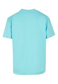 Tricou scurt cu mânecă, de culoare albastru deschis, fabricat din bumbac, având un decolteu rotund și un design curat, simplu, fără grafica sau modele.