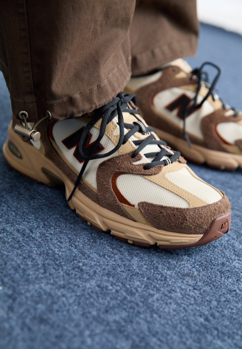MR530 dark mushroom/taupe