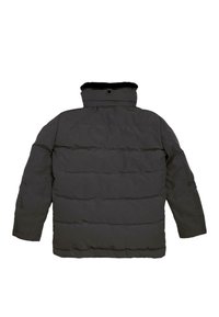 Tmavě šedá péřovka s vysokým límcem, prošívanými panely a mírně texturovanou tkaninou. Obsahuje zadní zápinku.