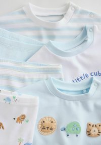 Ensemble de quatre t-shirts pour bébé aux couleurs pastel, ornés de broderies d'animaux et de motifs rayés. Matières comprenant un coton doux avec des boutons pression.