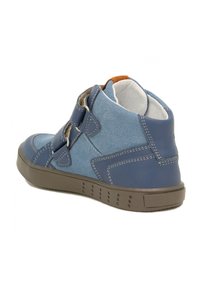 Sneaker alta blu in suede con due cinturini in velcro, suola di gomma marrone a contrasto e dettagli di cucitura visibili. Fodera interna morbida.