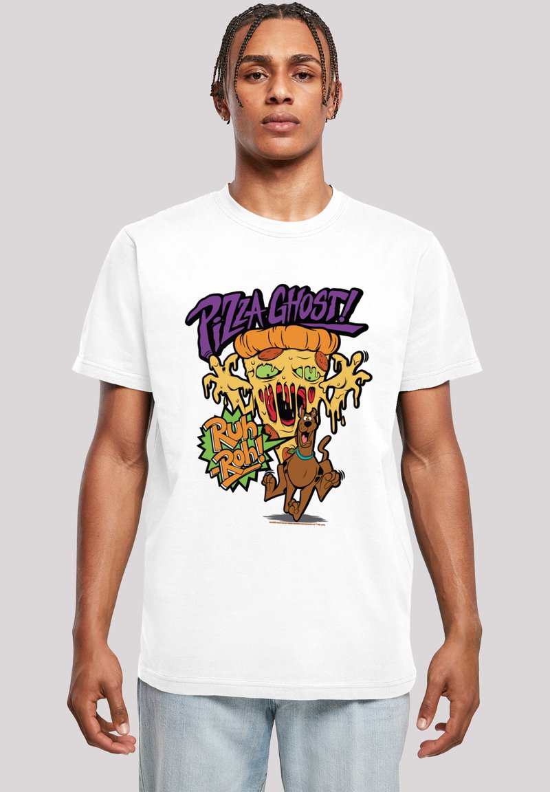 Biegający cartoonowy pies z niebieską obrożą twarzy topniejącego ducha pizzy, mówiący "Duch Pizzy!" i "Ruh-Roh!" na białej koszulce.