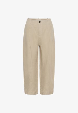 Pantalon large beige raccourci avec de fines rayures verticales, une fermeture à bouton et des passants pour ceinture.