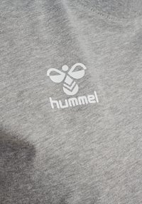 Grå bomulds T-shirt med en hvid logo, der har et bistedsdesign og teksten "hummel", med fokus på en blød tekstur og enkel rund halsudskæring.
