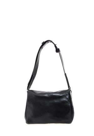 Schwarze Leder-Schultertasche mit verstellbarem Riemen und silberner Kettendetailierung auf weißem Hintergrund.