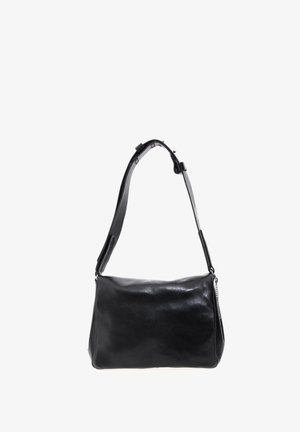 Sac d'épaule en cuir noir avec bandoulière réglable et détail en chaîne argentée sur fond blanc.