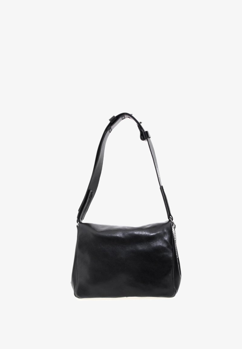 Sac d'épaule en cuir noir avec bandoulière réglable et détail en chaîne argentée sur fond blanc.