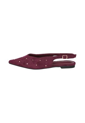 Zapato plano de ante burdeos con puntera puntiaguda, pequeñas tachuelas doradas y tira trasera ajustable con hebilla de metal.