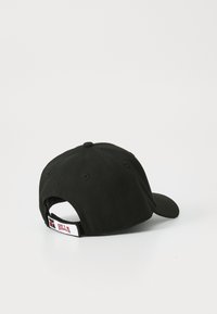 Cappellino da baseball in cotone nero con visiera curva, cinturino regolabile e un'etichetta bianca con la scritta "BULLS" sul retro.