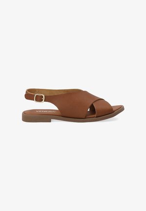 Brun lædersandal med åben tå, krydsremdesign og flad gummisål. Justerbar spænde for sikker pasform.