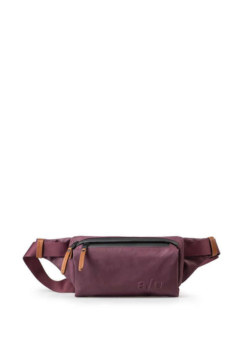 Marsupio bordeaux realizzato in tessuto resistente, con una tasca con zip nera, dettagli in pelle beige e una tracolla regolabile per un trasporto sicuro.
