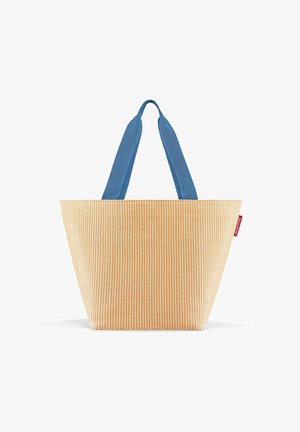 Tote-Bag mit einer hellbeigen gewebten Textur, konischem Design und blauen Stoffgriffen. Besitzt ein kleines rotes Logoschild an der Seite.