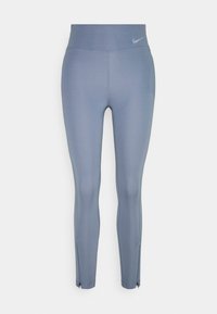 Jasnoniebieskie legginsy sportowe wykonane z elastycznego materiału. Wysoki pas i zamki błyskawiczne przy kostkach. Zawierają małe logo na pasie.