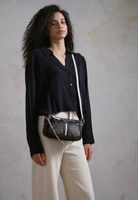 Guess KASINTA DOUBLE ZIP POUCH SET - Käsilaukku - brown/multi