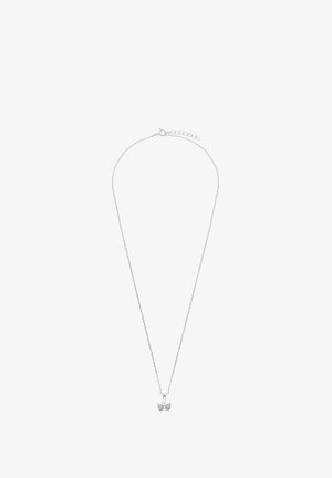 Collier chaîne en argent délicat avec un petit pendentif en forme de papillon orné de pierres transparentes incrustées.