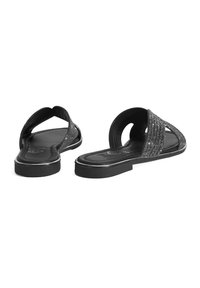 Sandales noires à glissière avec de larges sangles croisées, dotées d'une finition texturée et scintillante, et d'une semelle en caoutchouc plate pour plus de confort.