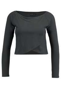 Top lungo a maniche lunghe nera, cropped, in morbido tessuto elasticizzato, con un davanti drappeggiato, un orlo asimmetrico e una ampia scollatura a barca.