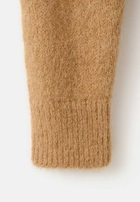 Puño de suéter de punto en color marrón claro con un acabado suave y texturizado. Presenta un dobladillo acanalado y un diseño acogedor y grueso.