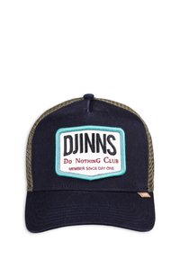 Marineblaues Cap mit strukturiertem Vorderteil, Mesh-Seiten und einem Patch, der "DJINNS Do Nothing Club" in weißer und roter Stickerei zeigt.