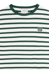 Camiseta de rayas en blanco y verde oscuro, con cuello redondo y un pequeño parche de logo con texto en la parte izquierda del pecho.