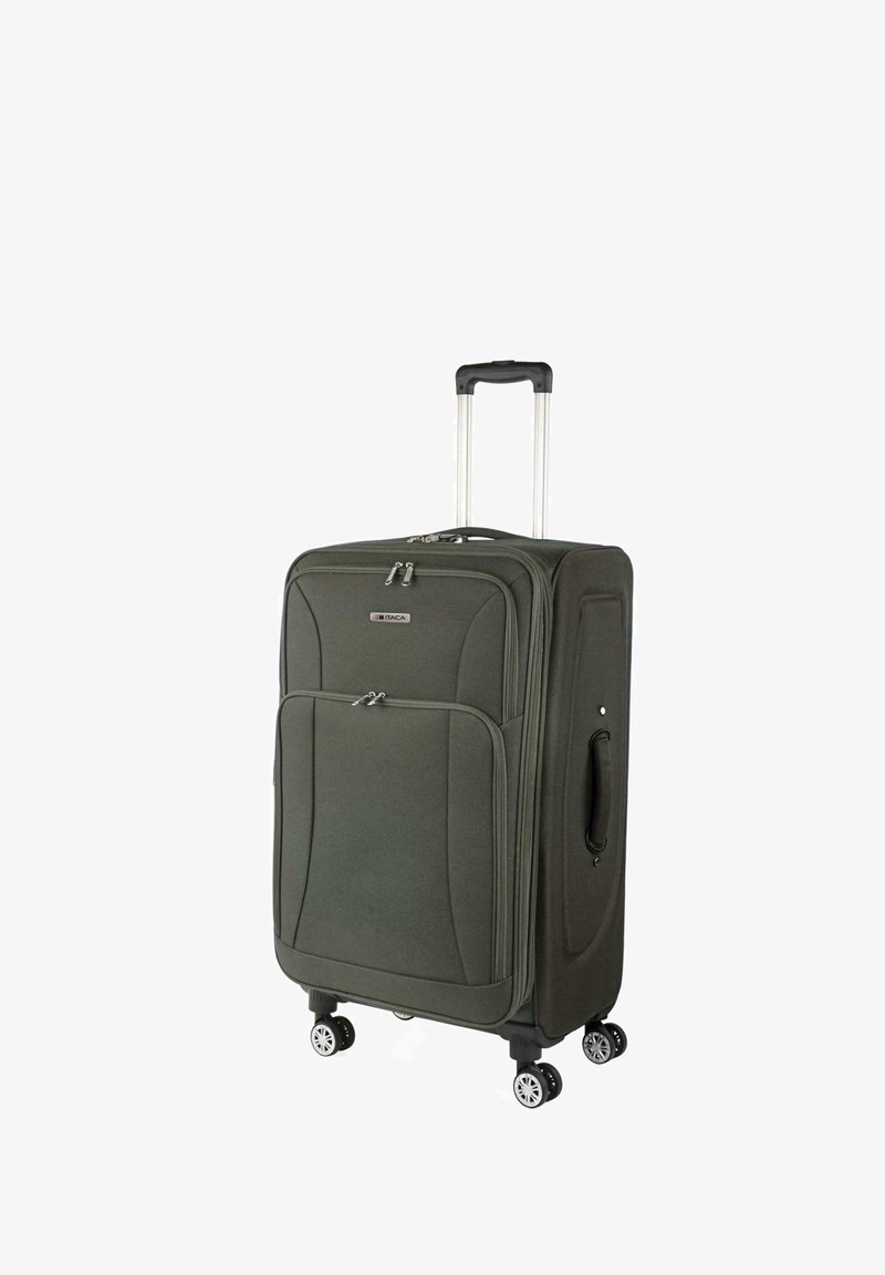 Maleta de tela de color verde oscuro con asa telescópica, cuatro ruedas, cierre de doble cremallera y bolsillo frontal. Textura suave y forma rectangular.