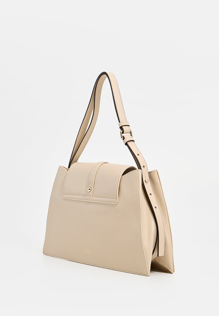 Borsa a mano in pelle beige con chiusura a pattina, bottone a pressione in tonalità oro e tracolla regolabile con dettagli in fibbia.