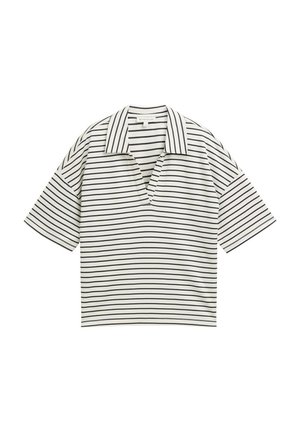 Camisa de cuello con rayas en blanco y azul marino. Mangas cortas, diseño con escote en V, fabricada en una tela suave con rayas horizontales y un corte relajado.