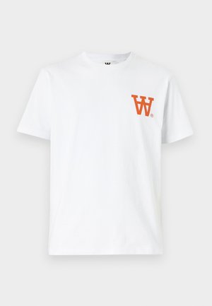 Λευκό βαμβακερό μπλουζάκι με κολάρο τύπου crew και κοντά μανίκια. Εντυπωσιακό πορτοκαλί λογότυπο στο αριστερό στήθος, κομψός και απλός σχεδιασμός.