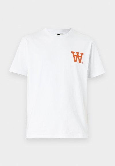 Hvid bomulds T-shirt med rund hals og korte ærmer. Iøjnefaldende orange logo på venstre bryst, elegant og enkel design.