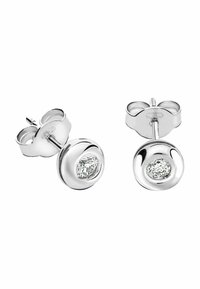 Ein Paar silberner Ohrstecker mit runden, klaren Edelsteinen, die in glattes, poliertes Metall eingefasst sind, mit Schmetterlingsverschluss auf einem weißen Hintergrund angezeigt.