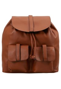 Brauner Leder-Rucksack mit strukturierter Oberfläche, Kordelzugverschluss und zwei Fronttaschen mit Klappen. Kompaktes und strukturiertes Design.