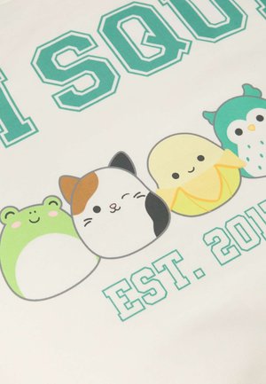 Hvidt stof har et design med fire tegneserie-dyr: en grøn frø, en calico kat, en gul kylling og en teal ugle, med teksten "SQUAD EST. 2018".