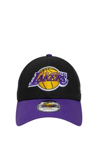 Cappello nero e viola con un logo ricamato dei "Los Angeles Lakers" e un design di pallacanestro. Cinghia regolabile sul retro, visiera testurizzata.