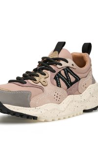 Sneaker con una toma superiore in suede rosa e grigio, con lacci neri, suola in gomma testurizzata e accenti beige e maculati a contrasto.