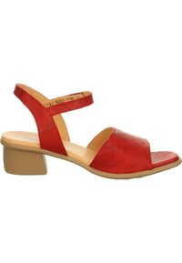 Rote Leder-Sandalen mit offenen Zehen, einem Knöchelriemen und einem niedrigen Blockabsatz. Die Oberfläche weist eine dezente Textur und glatte Kanten auf.