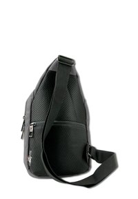 Zwarte en grijze schouderrugzak met een comfortabele mesh achterkant, voorzak met rits en verstelbare schouderband op een witte achtergrond.