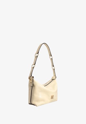 Sac à bandoulière en cuir crème avec une forme incurvée, garniture noire et ferrures dorées. Présente un détail de logo décoratif à l'avant.