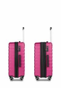 Maleta rígida en un vibrante color rosa con una superficie texturizada, cremalleras negras, asa retráctil ajustable y cuatro ruedas giratorias.