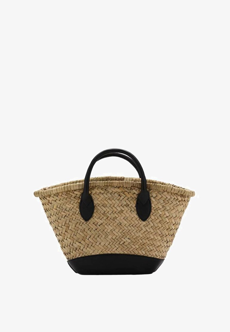 Vävd halmkorg med en utflutad form, som har en svart läderbotten och handtag. Texturerade naturliga fibrer med släta svarta accenter.