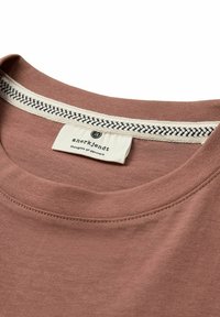 Bruine katoenen T-shirt met een ronde hals, voorzien van een decoratieve geweven afwerking binnen de kraag en een label met de tekst "anerkjendt."