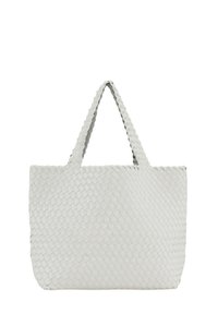 Bolso tote de piel blanca trenzada con dos asas, forma rectangular, textura suave, que presenta un patrón de cuadros. Ideal para el uso diario.