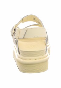 Herresandaler med et lett beige lærøvre, justerbar stropp og en polstret plattformsåle med uttalte horisontale riller.